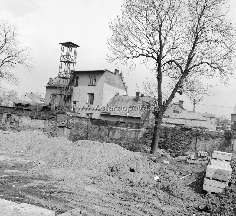 rolnicka (18).jpg - Hasičská zbrojnice ze zadu, foceno přibližně z dnešní Šrámkové ulice. Foto před demolicí v 80.letech 20.století. Foto: Vladimír Tkáč